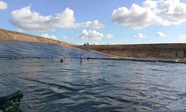 土工膜施工應(yīng)采用焊接還是粘接？